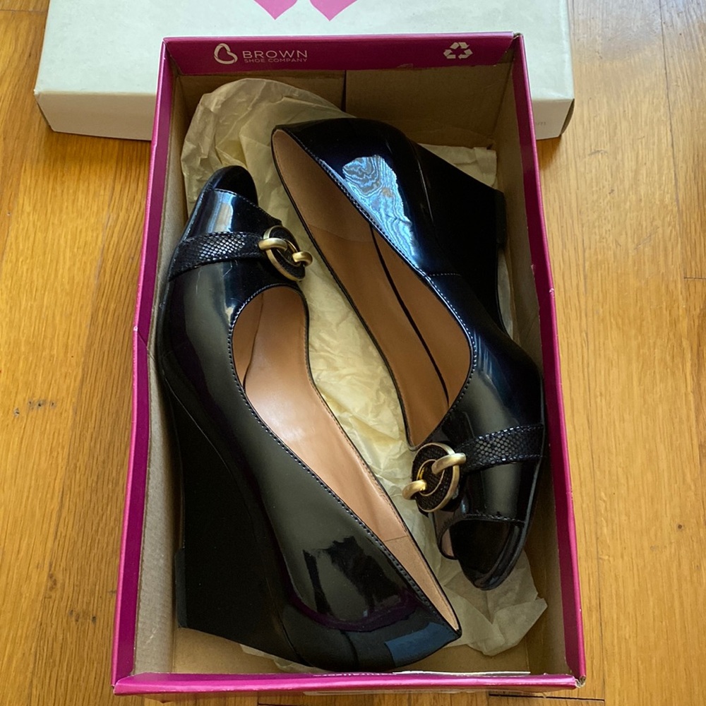 Naturalizer Peep toe wedge pump